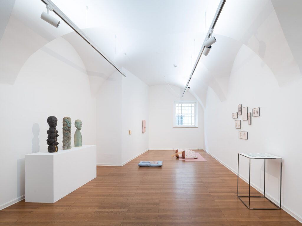 Keramikpreis-2025-Ausstellung-kunstraum-traklhaus-Gregor-Fauland-Beate-Gatschelhofer-Barbara-Schmid-Foto-Rudolf-Strobl