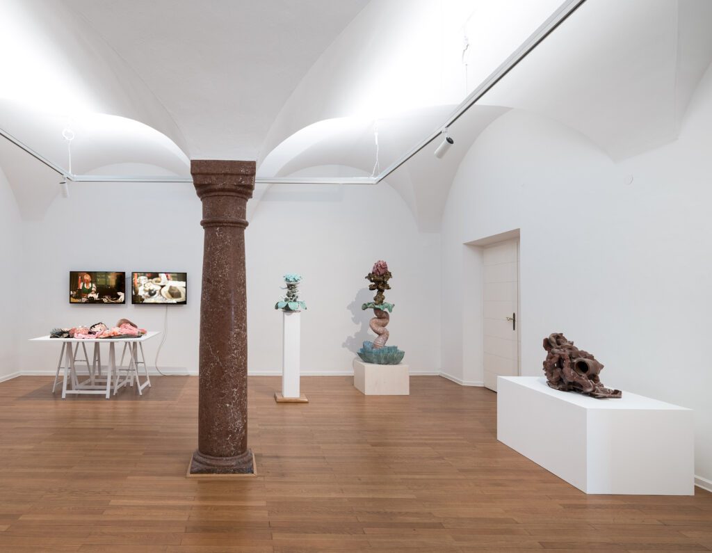 Keramikpreis-2025-Ausstellung-kunstraum-traklhaus-Leon-Hoellhumer-Jonathan-Mollner-Laurence-Sturla-Foto-Rudolf-Strobl