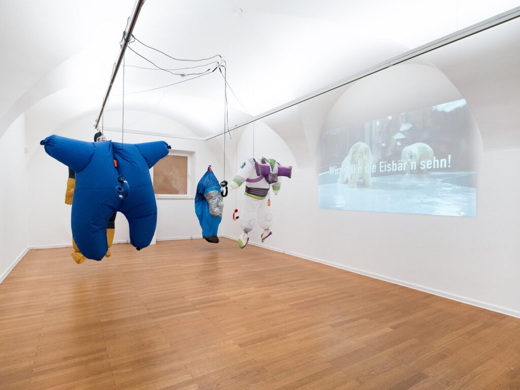 Ausstellung-plus20degree-Kunst-im-Traklhaus-2024-misz-SPUTNIK-Foto-Rudolf-Strobl-5-1