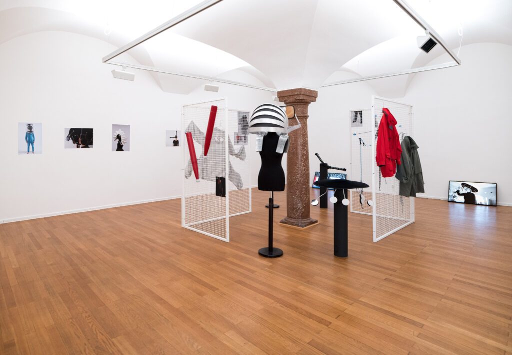 Ausstellungsansicht-Other-Selves-and-Hybrid-Bodies-Kunst-im-Traklhaus-2024-Foto-Rudolf-Strobl-2