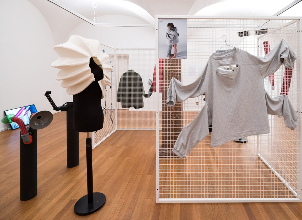 Ausstellungsansicht-Other-Selves-and-Hybrid-Bodies-Kunst-im-Traklhaus-2024-Foto-Rudolf-Strobl-4