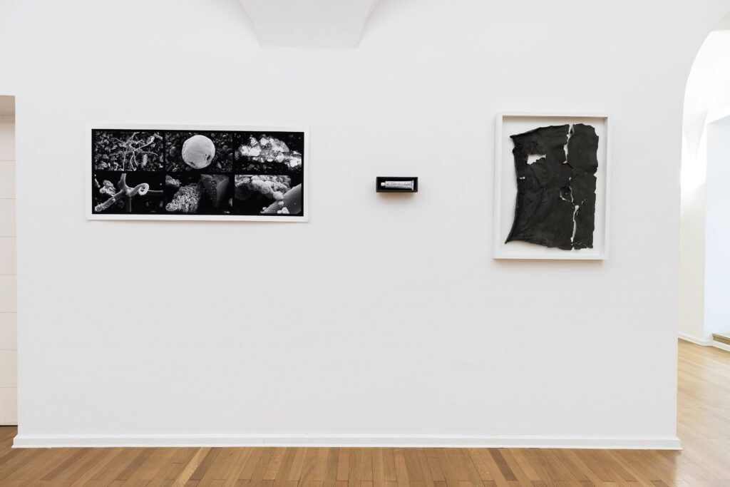 Ausstellungsansicht-Stoffstroeme-Erik-Sturm-Kunst-im-Traklhaus-2023-Foto-Rudolf-Strobl