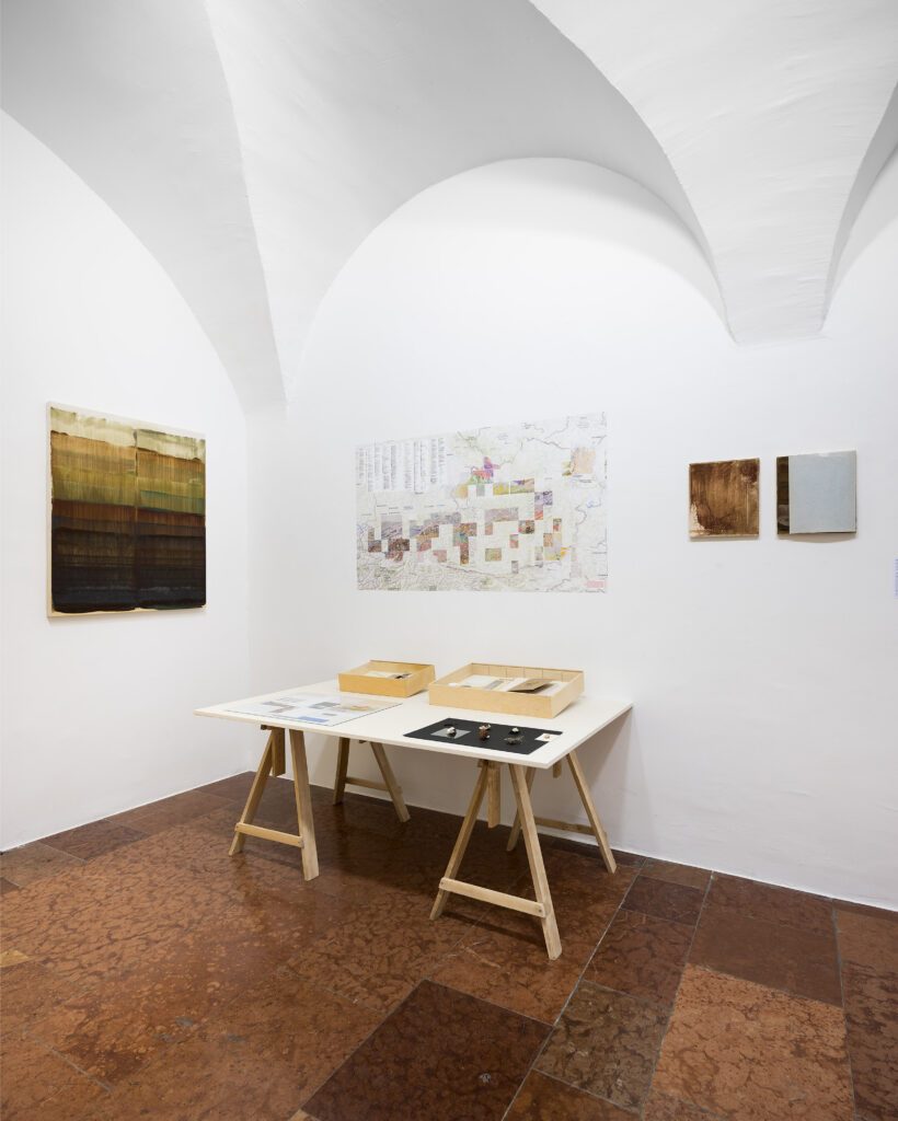 Ausstellungsansicht-Stoffstroeme-Janine-Weger-Kunst-im-Traklhaus-2023-Foto-Rudolf-Strobl-2