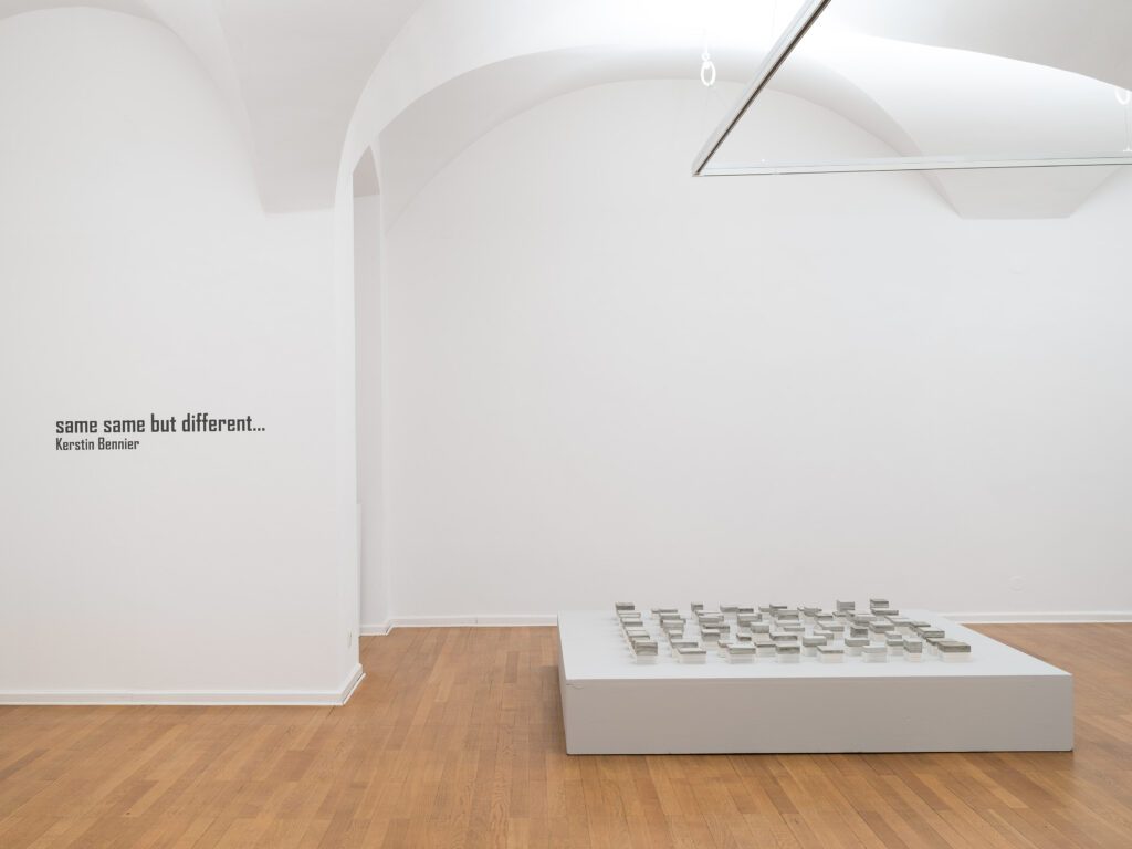 Kerstin-Bennier-same-same-but-different-Ausstellungsansicht-Traklhaus-Foto-Rudolf-Strobl-2