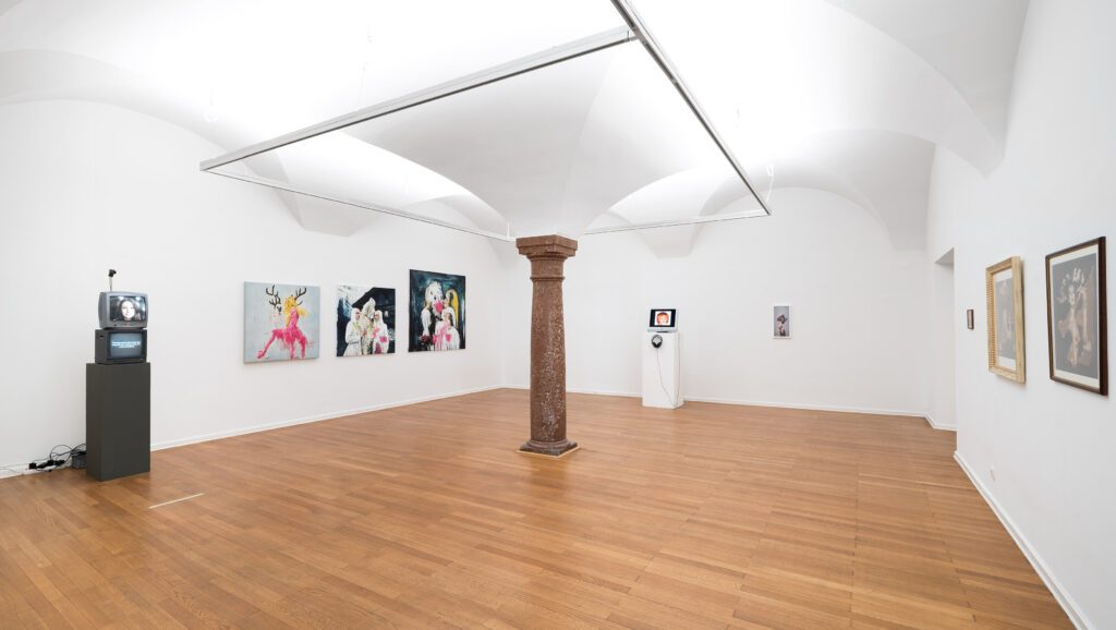 Kunst-im-Traklhaus-KI-und-die-Kunst-2024-mots-Lulu-Schmidt-Claudia-Larcher-Hideo-Snes-s.myselle-Foto-Rudolf-Strobl