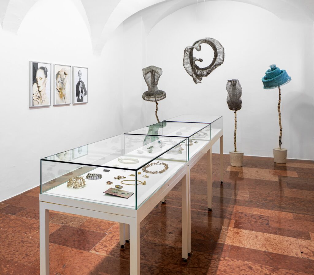 Ausstellungsansicht-Traklhaus-Schmuckpreis-retrospektiv-2022-Leitner-Erika-Foto-Rudolf-Strobl-18-1