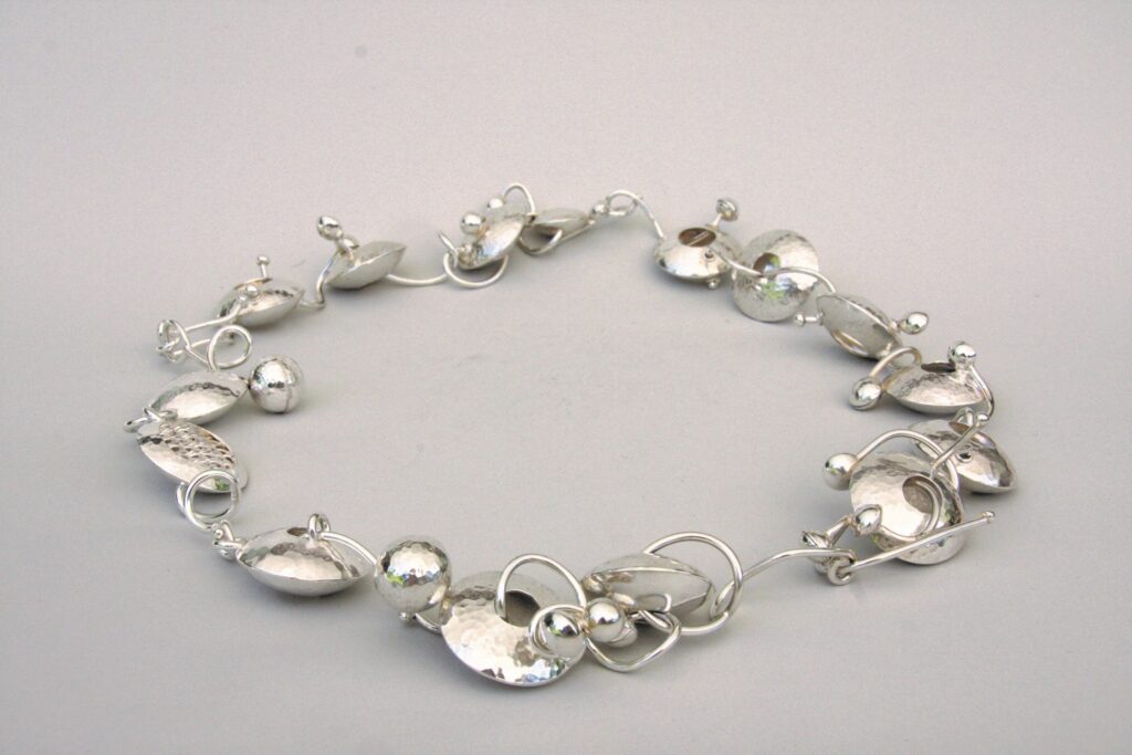 Erika Leitner, Collier, 2014, 925er Silber getrieben, 28 x 25 x 3 cm © Christine Leitner