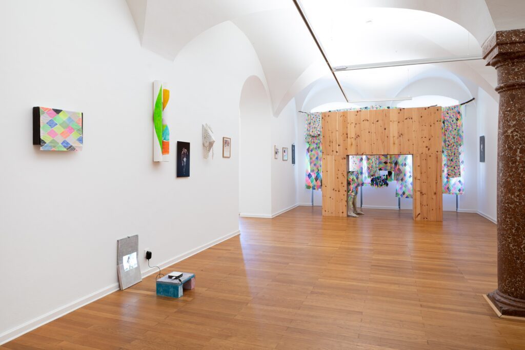 Ausstellungsansicht-Traklhaus-gr.-Kunstpreis-Thomas-Hoerl-Foto-Rudolf-Strobl-2-1