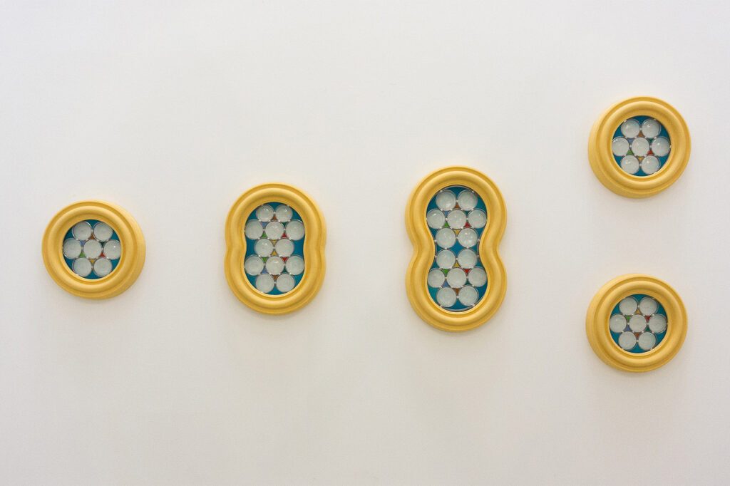 Wetzelberger-Daniel-Mitose-2019-Keramik-Bleiverglasung-Kalkfarbe-55-x-55-x-12-cm-bis-100-x-55-x-12-cm-1
