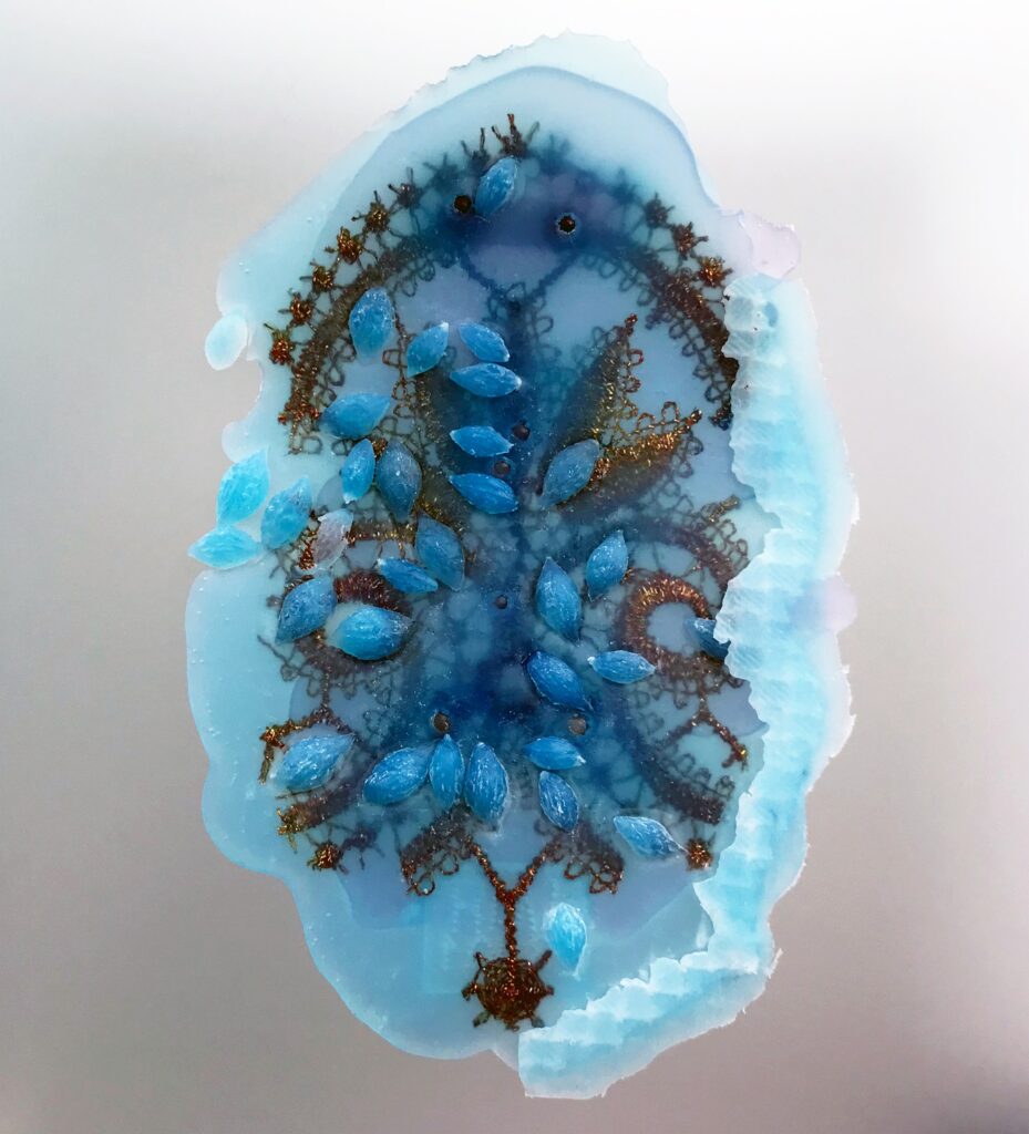 Halmschlager-Andrea-MAXA-aus-der-Serie-Giuggiole-2018-Goldspitze-Silikon-Silber-Edelstahl-17-x-11-x-1-cm-1