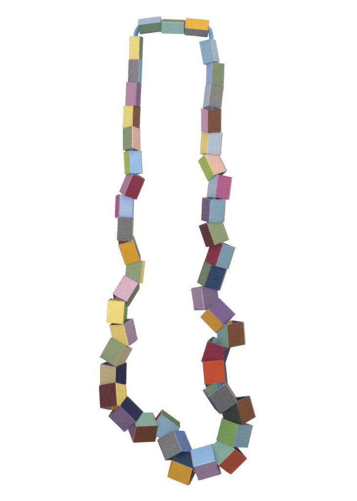 Prechtl-Konstanze-Flow-2019-Leinen-bedruckt-Holz-bemalt-Baumwolle-gefaerbt-ca.-85-x-22-x-6-cm-Foto-Konstanze-Prechtl-1