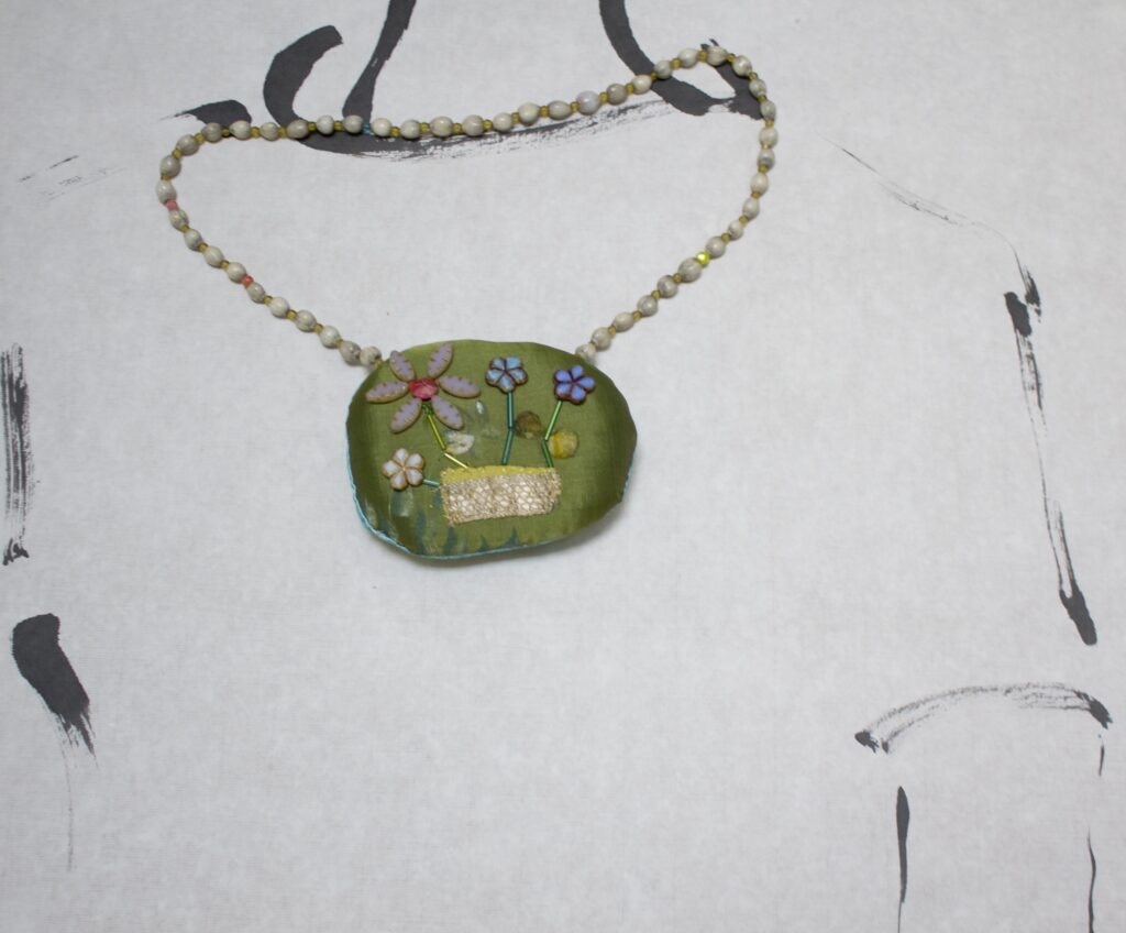 Schlarmann-Birgit-Blumenkorb-an-Kette-Foto-Brigitte-Podgorschek-1