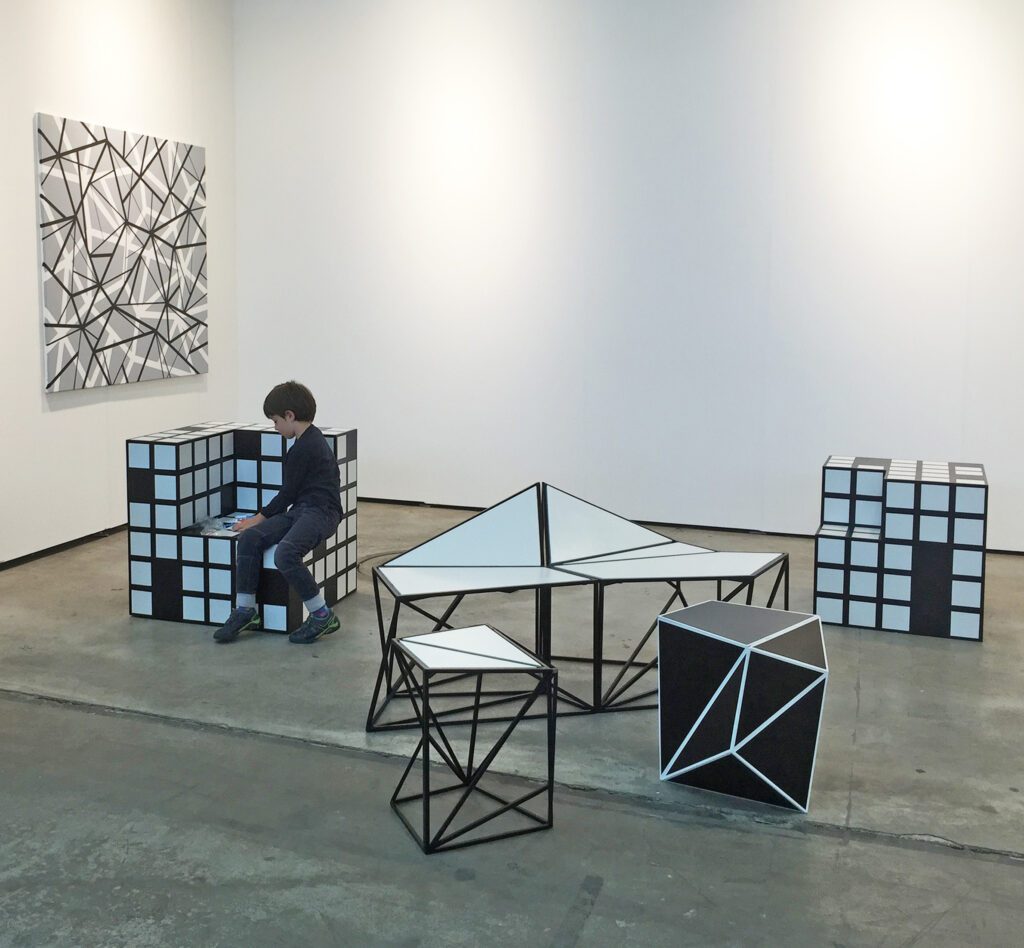 Stocker-Esther-Sitzobjekte-mit-Kind-1