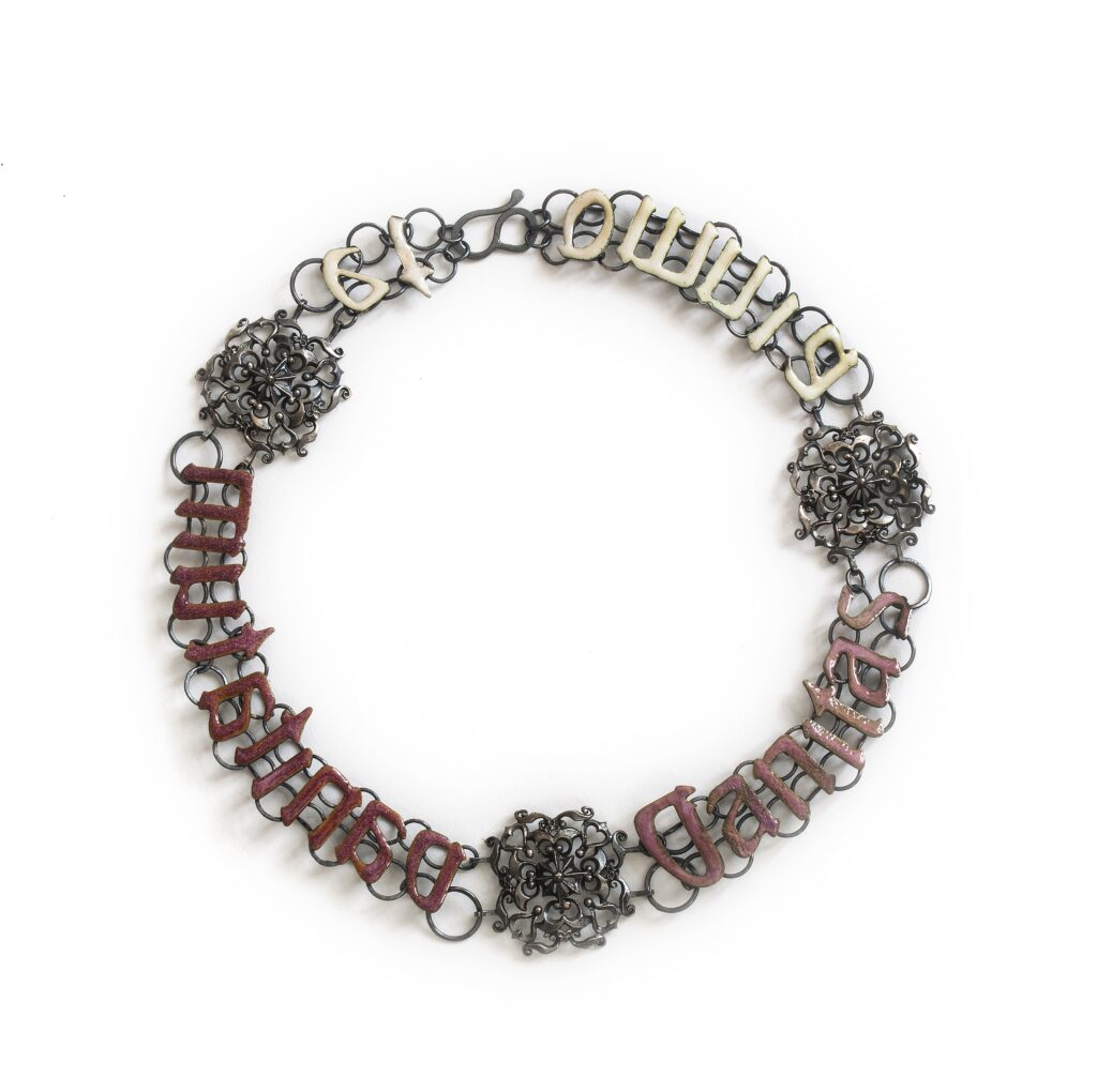 Zimmermann-Petra-Vanitas_V11-2018-Halskette-Silber-teilweise-emailliert-Foto-P.-Zimmermann-1