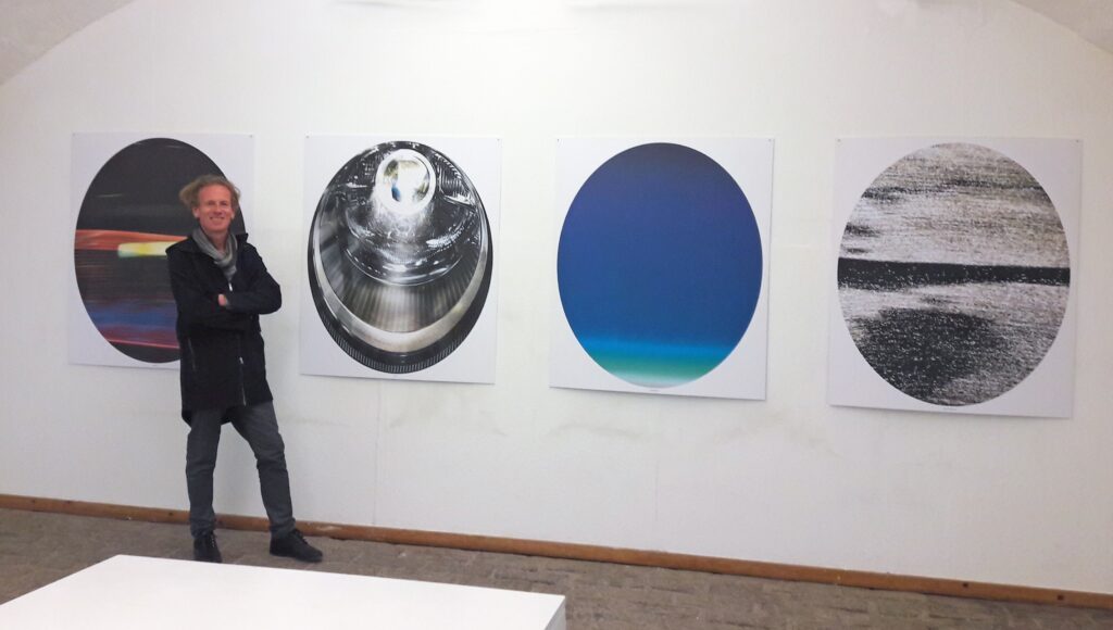 Dieter-Huber-in-der-Ausstellung-1