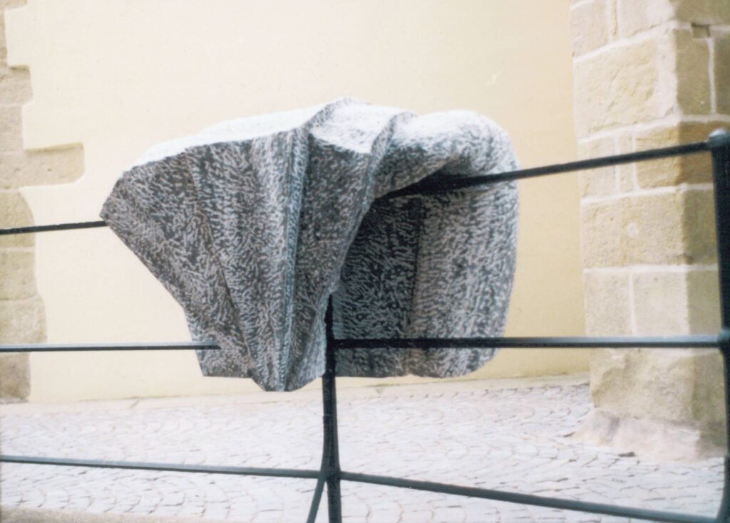 Kinner-Treffen-sich-zwei-Vorstellungen-von-einem-Karner-sagt-die-ine-zum-anderen-Wachauer-Marmor-ca.-120-x-90-x-50-cm-1