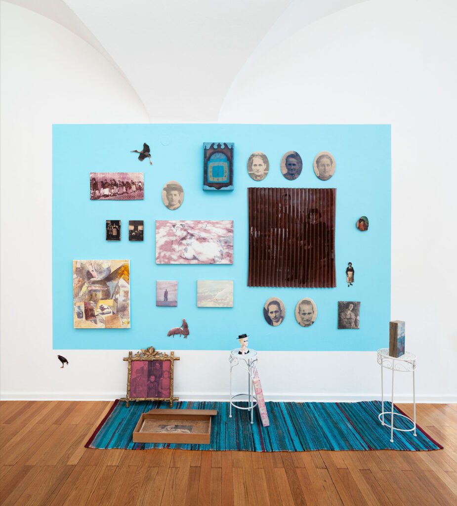 Monika-Pichler-die-Zeit-fliegt-und-steht-still-2002-2019-Siebdrucke-auf-Stoff-Fototransfers-auf-Holz-1