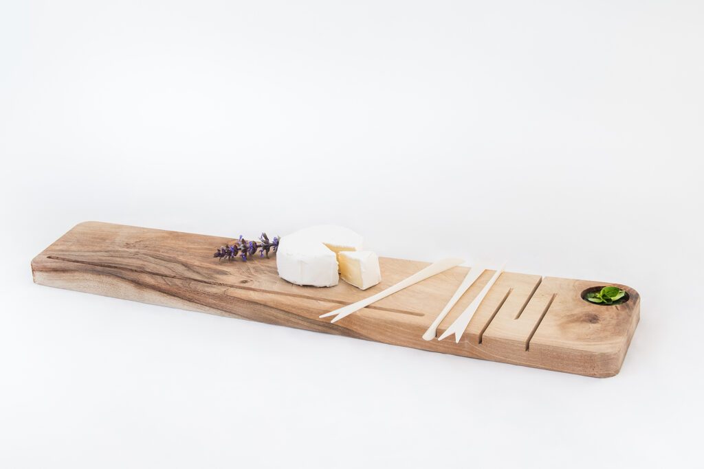 undpartner-Nutboard-Brett-aus-Nussholz-mit-Besteck-aus-dem-3D-Drucker-2015-1