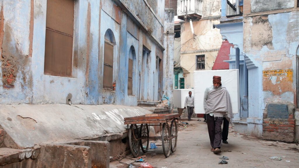 Master_Dislocated-traces_ProRes422-HQ-5_300dpi-1-1