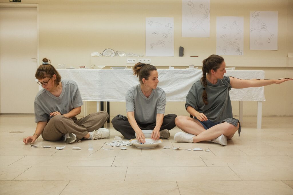EMMA-BERENTSEN-HANNA-ROHN-UND-JULIA-ROHN-Feelings-Are-Not-Enough-4035_klein