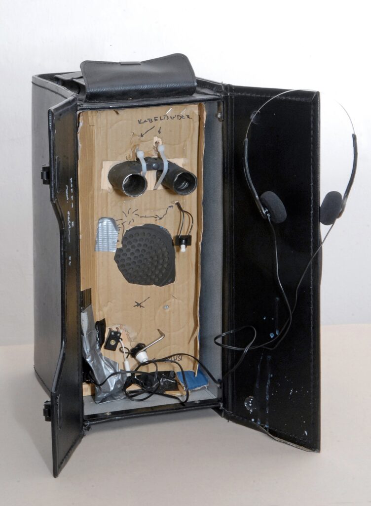 pollhammer_hans___koffer_iii___2004__objekt__diverse_materialien__20_x_40_x_30_c-40d40b86241220be9af591acdc391f6f0b7cb123